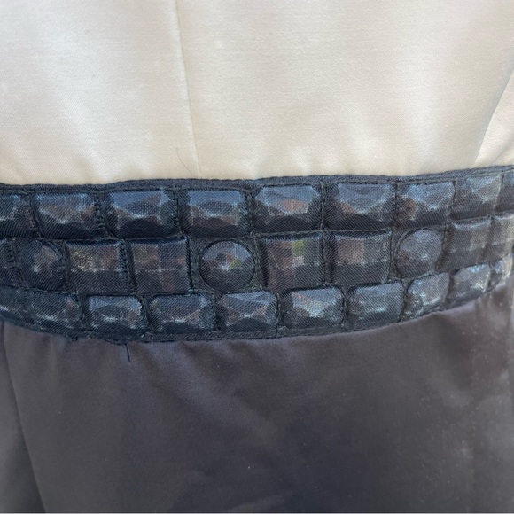 Trina Turk Black/Ivory Astra Satin Mix Sleeveless V-Neck Fitted Dress (8) - Picture 5 of 16